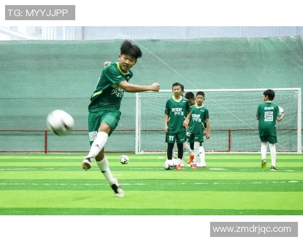 卡塔尔球星卡闪耀绿茵赛场展现中东足球独特魅力 卡塔尔球星卡闪耀绿茵赛场展现中东足球独特魅力