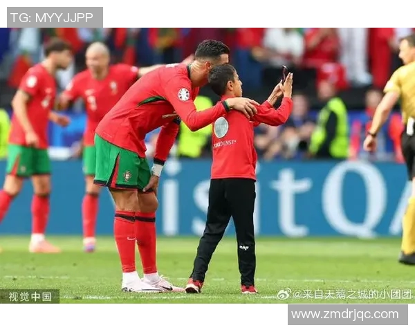 巨幅足球壁画描绘世界顶级球星热血拼搏瞬间魅力无限 巨幅足球壁画描绘世界顶级球星热血拼搏瞬间魅力无限