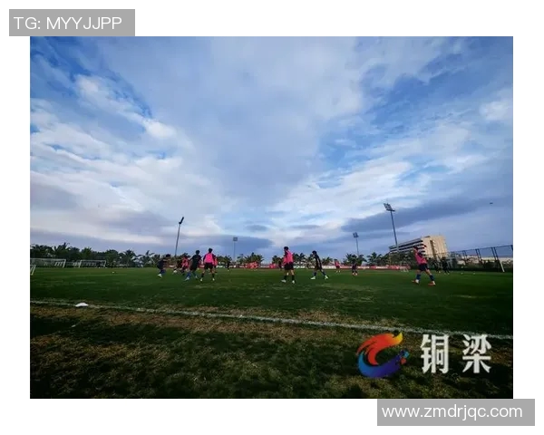 足球球星冬训备战：突破极限提升竞技状态迎接新赛季挑战